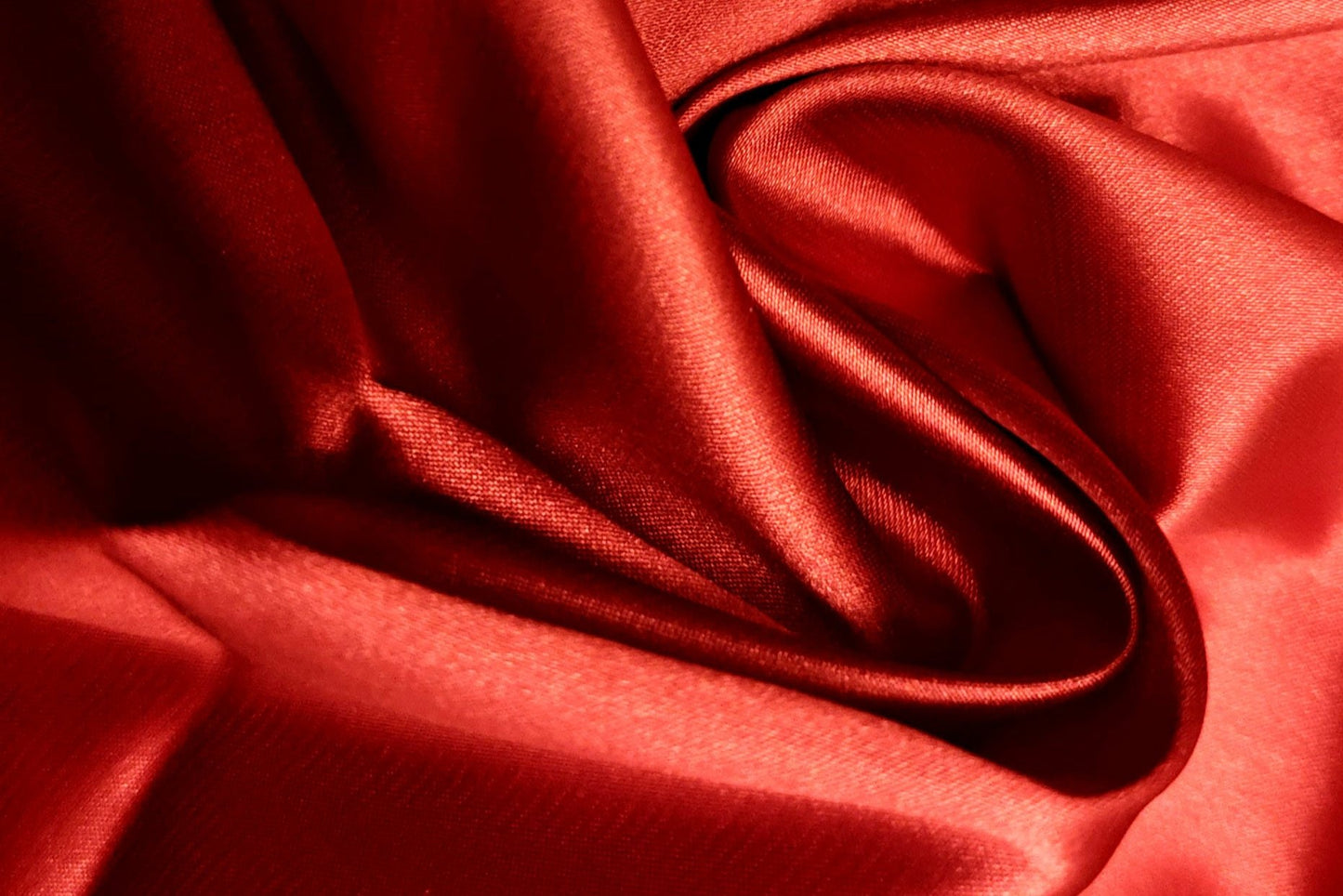 Geschenk mit rotem Clara Stofftuch – festlich, elegant, wiederverwendbar