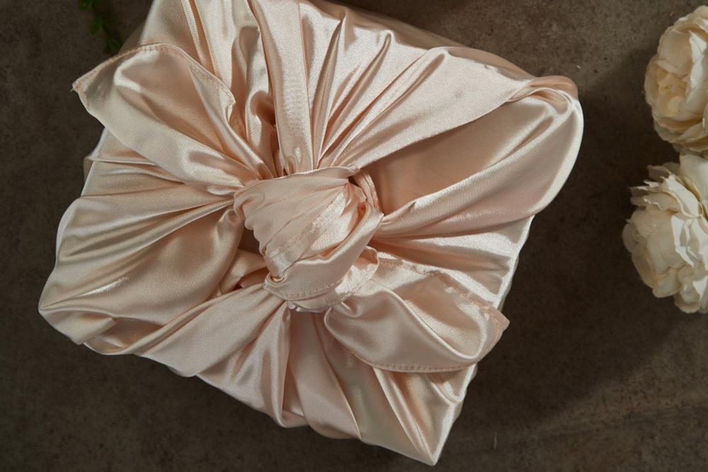 Geschenk in Clara Stoffverpackung – natürlich, elegant, wiederverwendbar