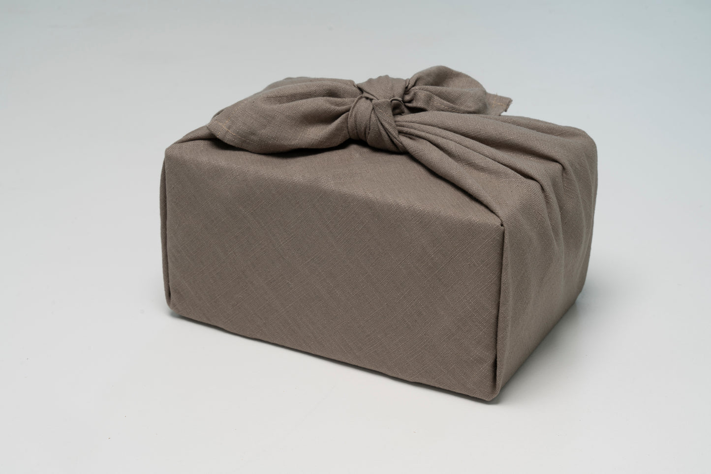 Geschenk verpackt mit Leinentuch in Sand – dezent, edel, nachhaltig