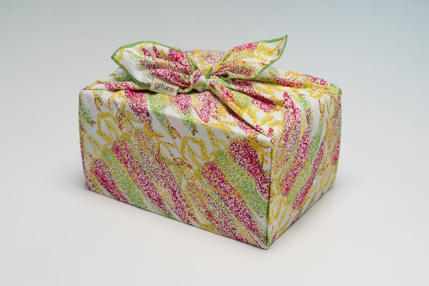 Geschenk verpackt mit dem Geschenktuch Lilas – frühlingshaft, liebevoll, bunt