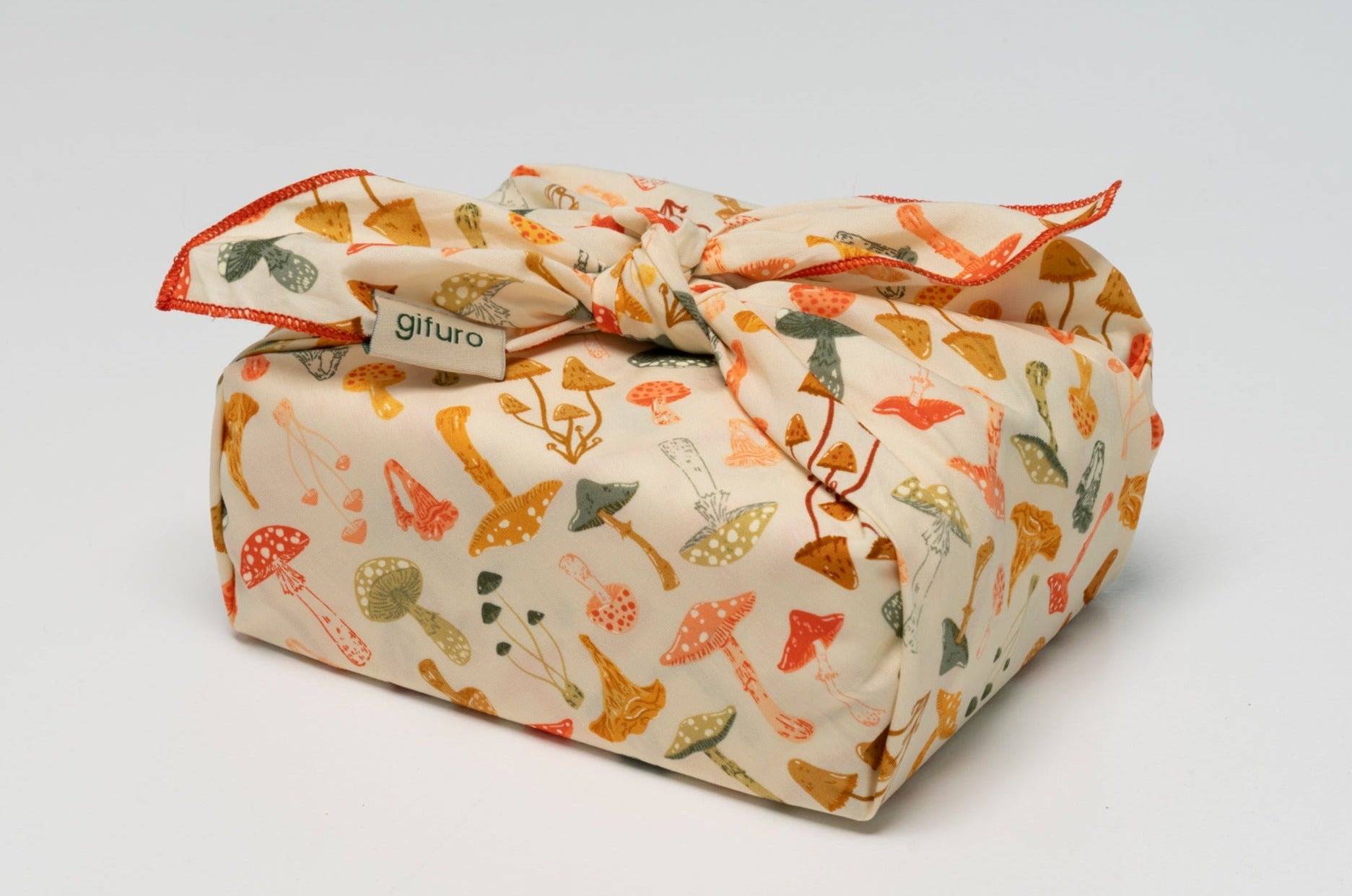 Geschenk verpackt mit dem Geschenktuch Kinoko – Pilzmotiv im Furoshiki-Stil