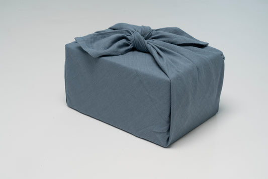 Geschenk verpackt mit Leinentuch in Bleu – zurückhaltend, hochwertig, elegant