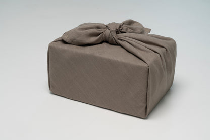 Geschenk verpackt mit Leinentuch in Sand – dezent, edel, nachhaltig