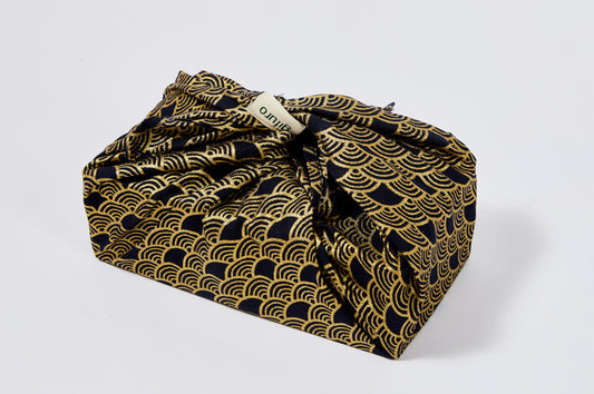 Geschenk verpackt mit dem Geschenktuch Noel in Blau im Furoshiki-Stil