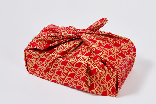 Geschenk verpackt mit dem Geschenktuch Noel in festlichem Rot im Furoshiki-Stil