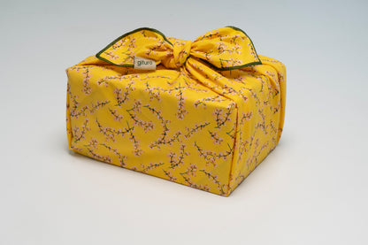 Geschenk verpackt mit dem Geschenktuch Primavera – leuchtend, blumig, nachhaltig