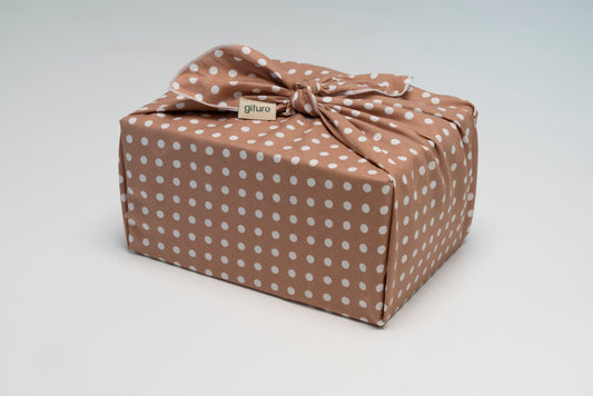 Braunes Geschenktuch mit weißen Punkten – Gaia, nachhaltig verpacken mit Stoff
