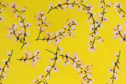 Gelbes Geschenktuch Primavera mit Blumenmuster – fröhlich, frühlingshaft, wiederverwendbar