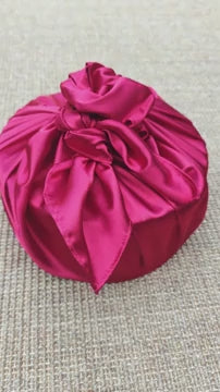 Video laden: Ein rundes Geschenk verpacken